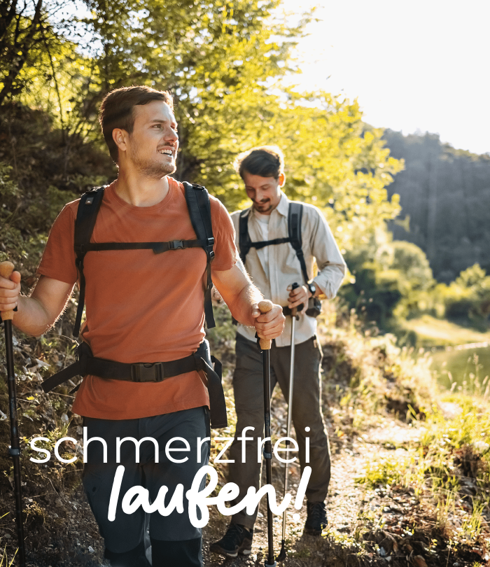 Zwei junge Männern am Wandern in der freien Natur. Sie tragen Wanderrucksäcke und haben Wanderstöcke. Auf dem Bild steht "schmerzfrei laufen!".