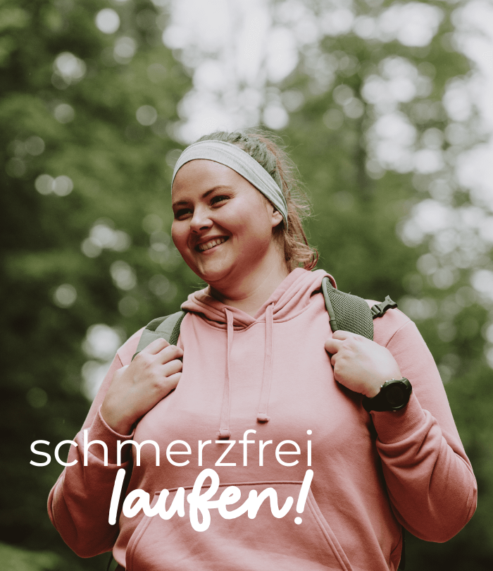 Eine junge, etwas dickere Frau, steht lächelnd im Wald. Sie trägt ein rosa Sweatshirt und einen Rucksack.  Ihr Haar im Zopf wird von einem Haarband zurückgehalten. Auf dem Bild steht "schmerzfrei laufen!"