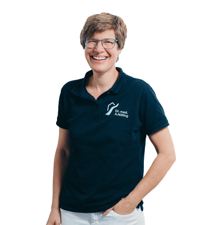 Portraitfoto von Frau Dr. Nölling, sie trägt das Praxis-Shirt der Praxisklinik am Flüsschen, sie ist Fachärztin für Chirurgie und Gefäßchirurgie