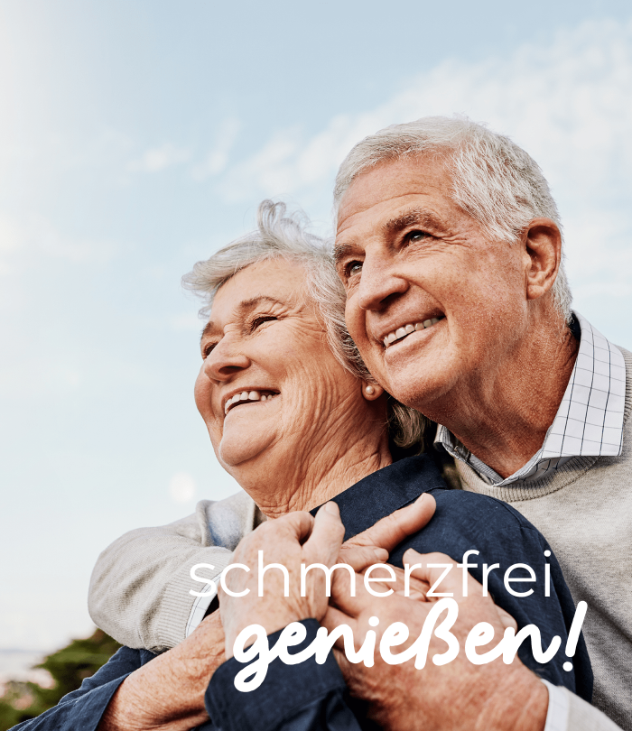 Ein älteres Ehepaar mit grauen Haaren und Falten blickt versonnen in die Landschaft, der Mann hat den Arm um die Frau geschlungen. Auf dem Bild steht "schmerzfrei genießen!".