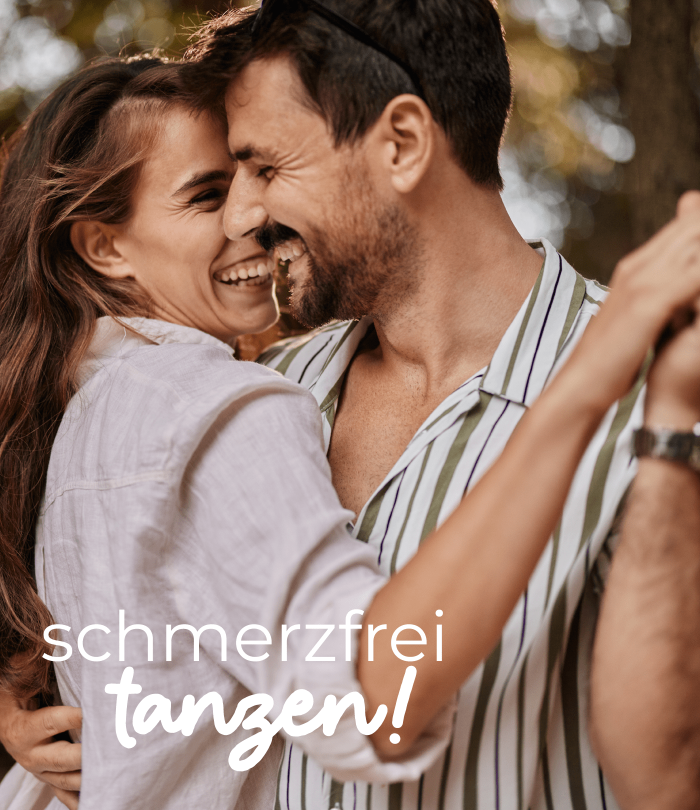 Ein Paar aus einem Mann und einer Frau sind im Tanz eng miteinander verschlungen und lachen. Sie sind mit hellen Leinenhemden bekleidet. Auf dem Bild steht "schmerzfrei tanzen!". Der Wald im Hintergrund ist verschwommen.
